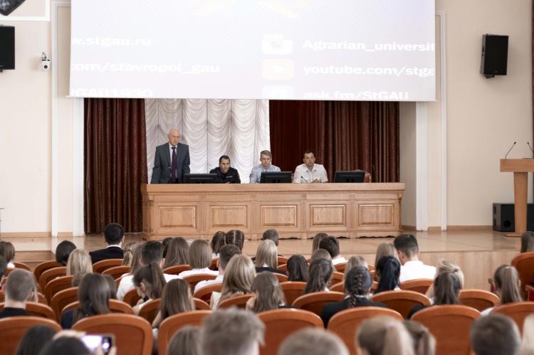 Meeting of first-year students with police representatives
