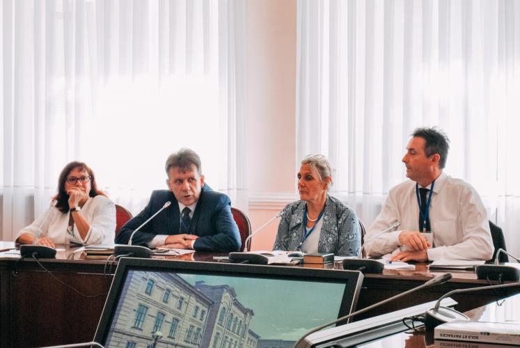Round table with scientists from Switzer
