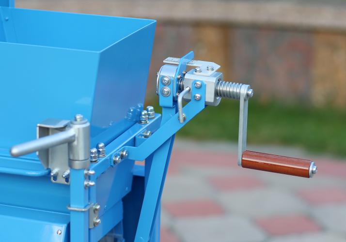A sample of a laboratory unit for processing grain, feed, seeds in a pulsed electric field was made at the Faculty of Electric Power Engineering