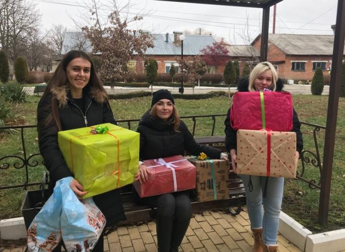 Activists of Stavropol State Agrarian University take care of the older generation