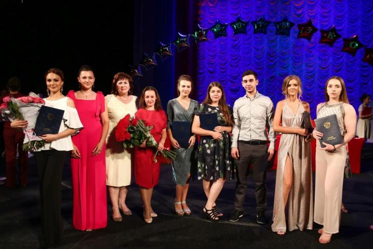 The faculty of Economics congratulated bachelors and masters on awarding diplomas