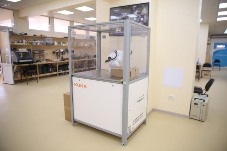 As a participant in the international grant program “Internationalization of agroengineering education in Iran and Russia[FARMER]" Stavropol State Agrarian University received a KUKA robot ”