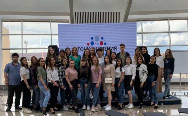 Practical lesson of students with a specialist of a freight forwarding company