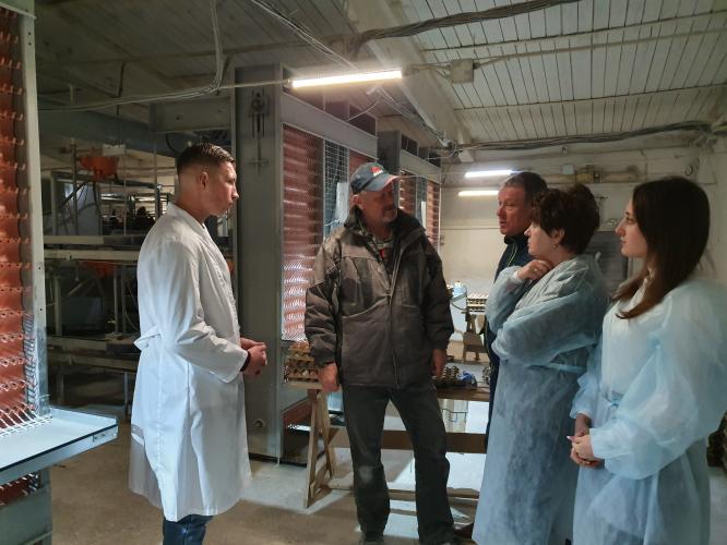 A working trip of lectures and students to the North Caucasian zonal poultry experimental station