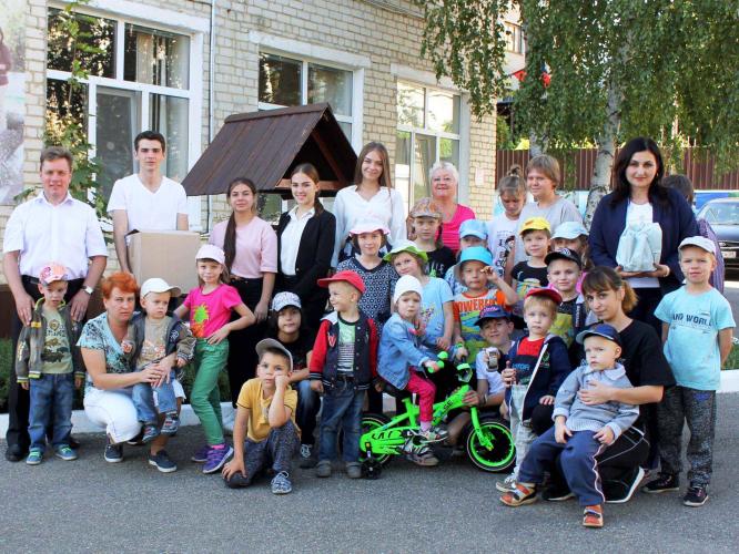Student volunteers are patronizing the orphanage
