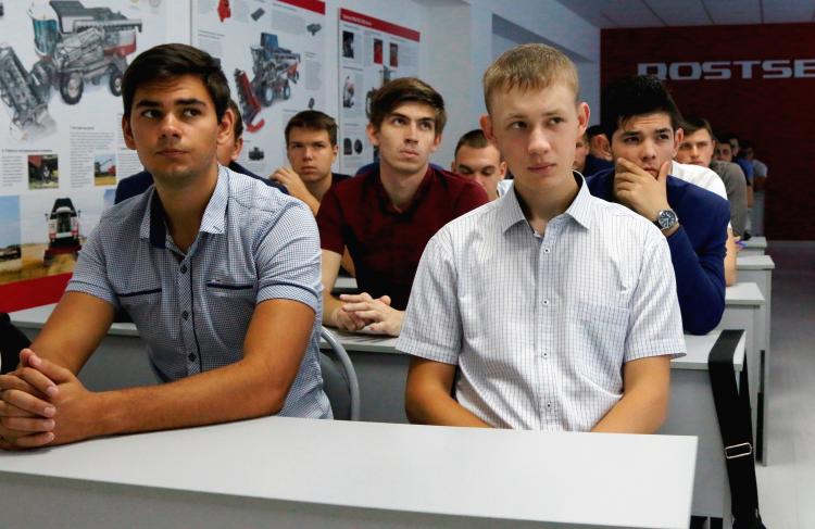 Students met with representatives of EcoNiva-AIC