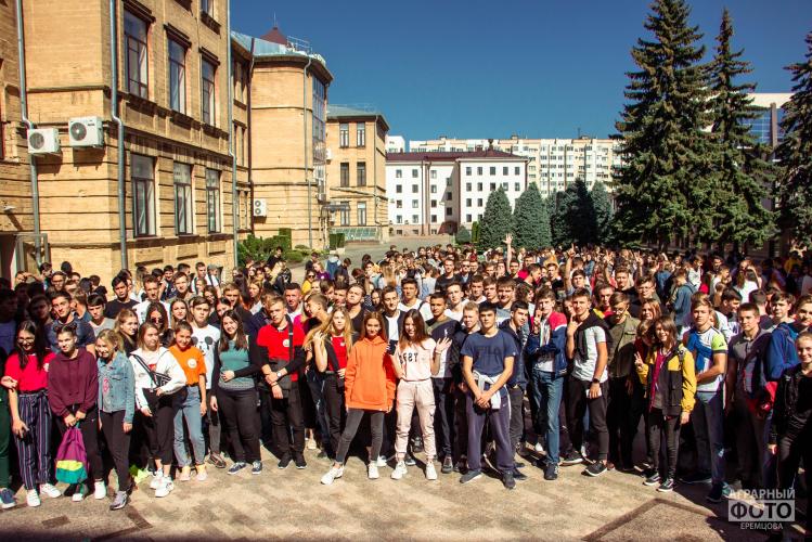 The walls of the agrarian held a traditional quest for freshmen "Photocross"